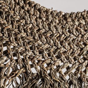 Panel decorativo de estilo étnico fabricado en fibra natural en color marrón combinado con concha.