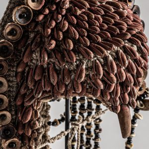 Figura decorativa de estilo étnico fabricado en fibra natural en color marrón. Producto desmontable.