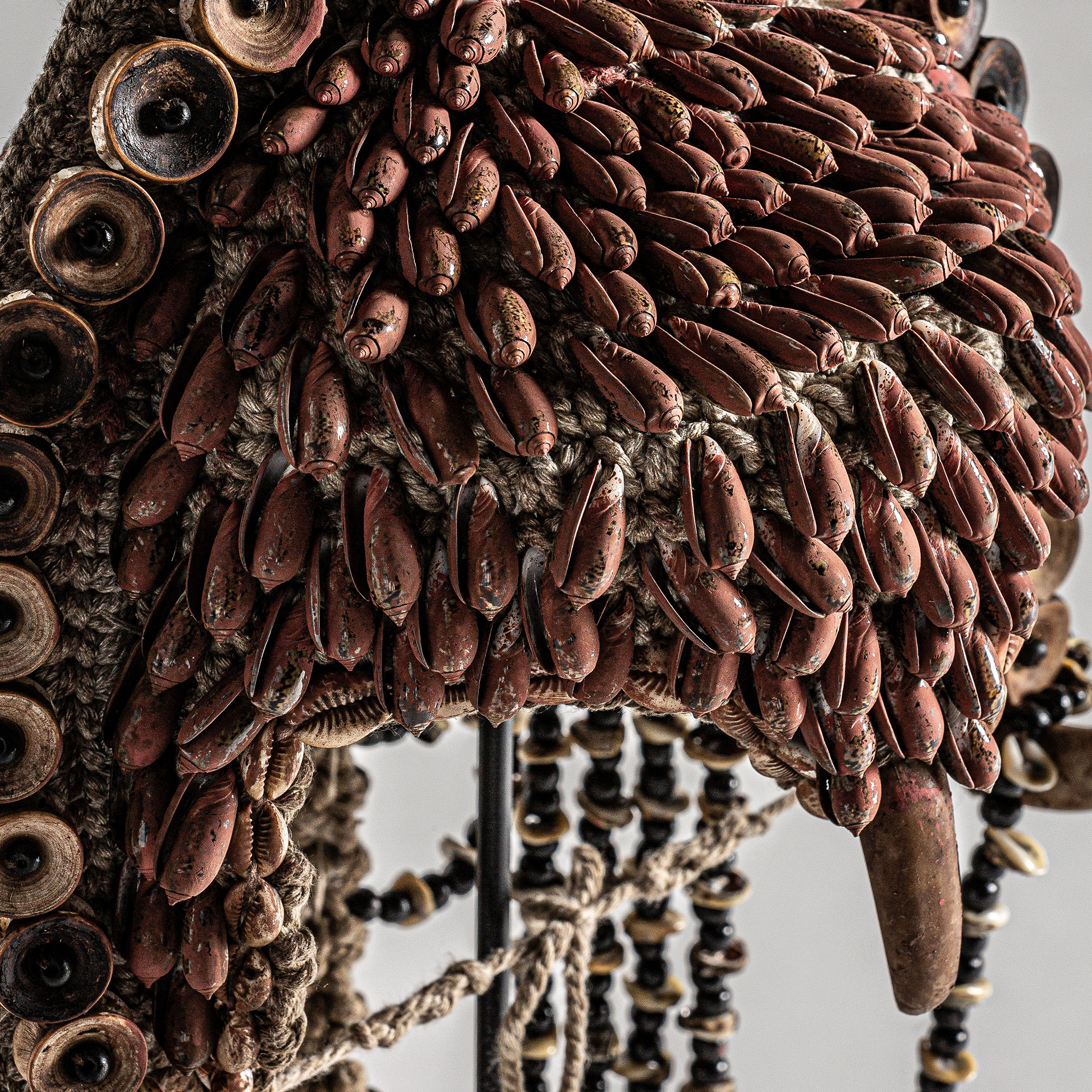 Figura decorativa de estilo étnico fabricado en fibra natural en color marrón. Producto desmontable.