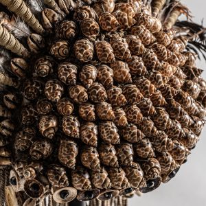 Figura decorativa de estilo étnico fabricado en fibra natural en color marrón. Producto desmontable.