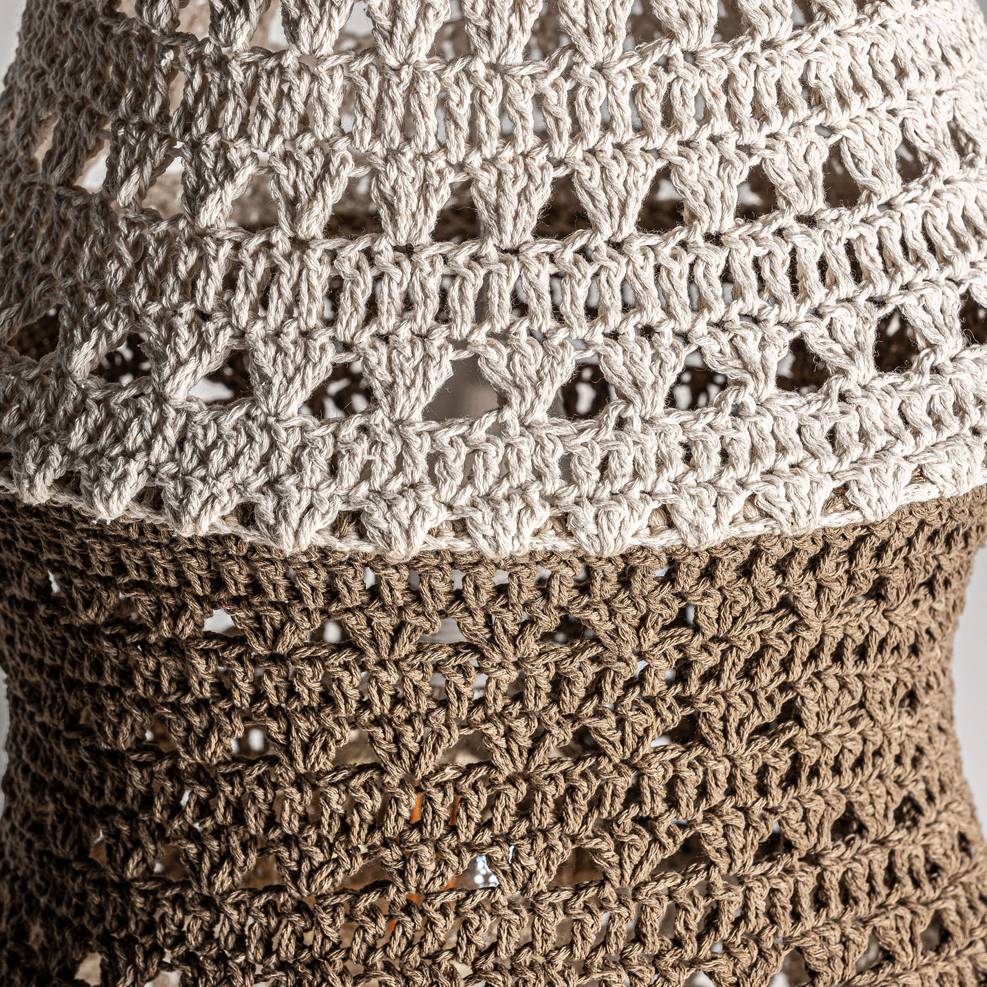 Lámpara de colgar de estilo étnico fabricado en algodón en color blanco en color natural. Producto plegable.