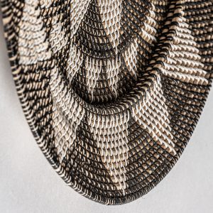 Panel decorativo zirba de estilo étnico fabricado en ratán en color marrón en color beige.