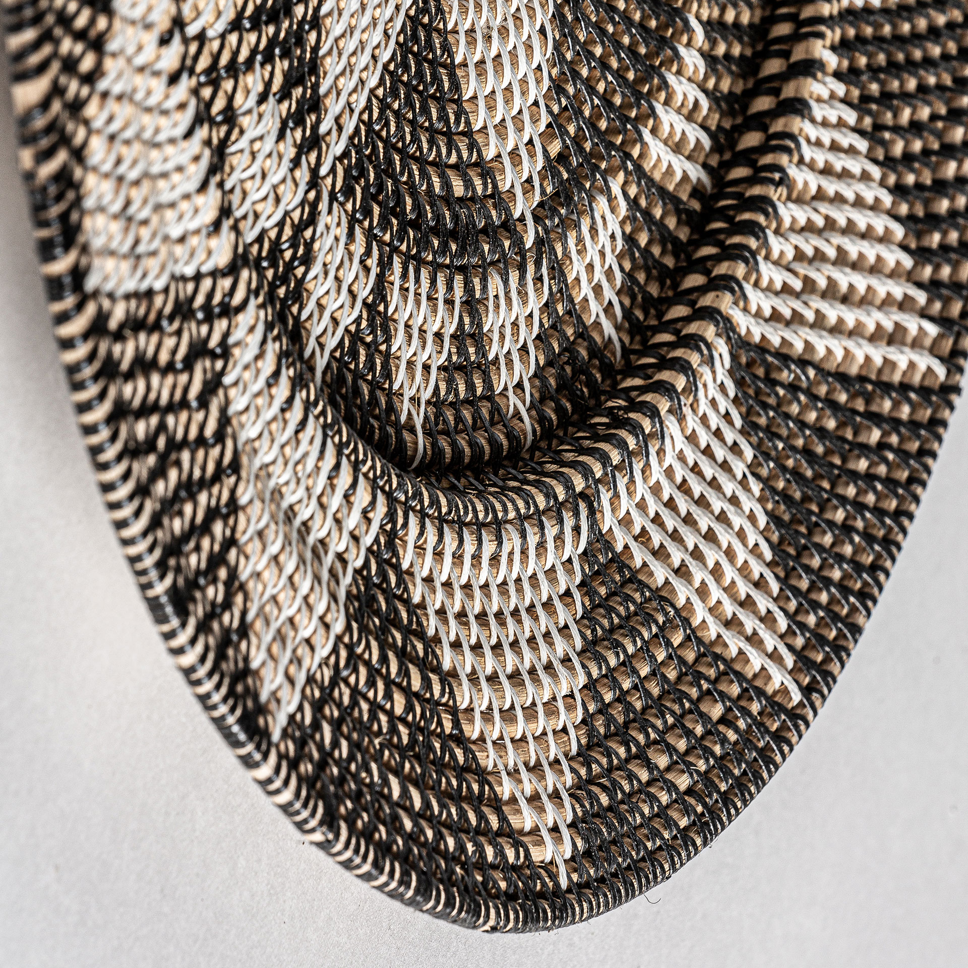 Panel decorativo zirba de estilo étnico fabricado en ratán en color marrón en color beige.