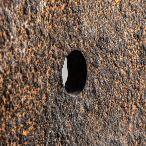 Figura decorativa de estilo étnico fabricado en piedra en color marrón combinado con hierro. Producto desmontable.