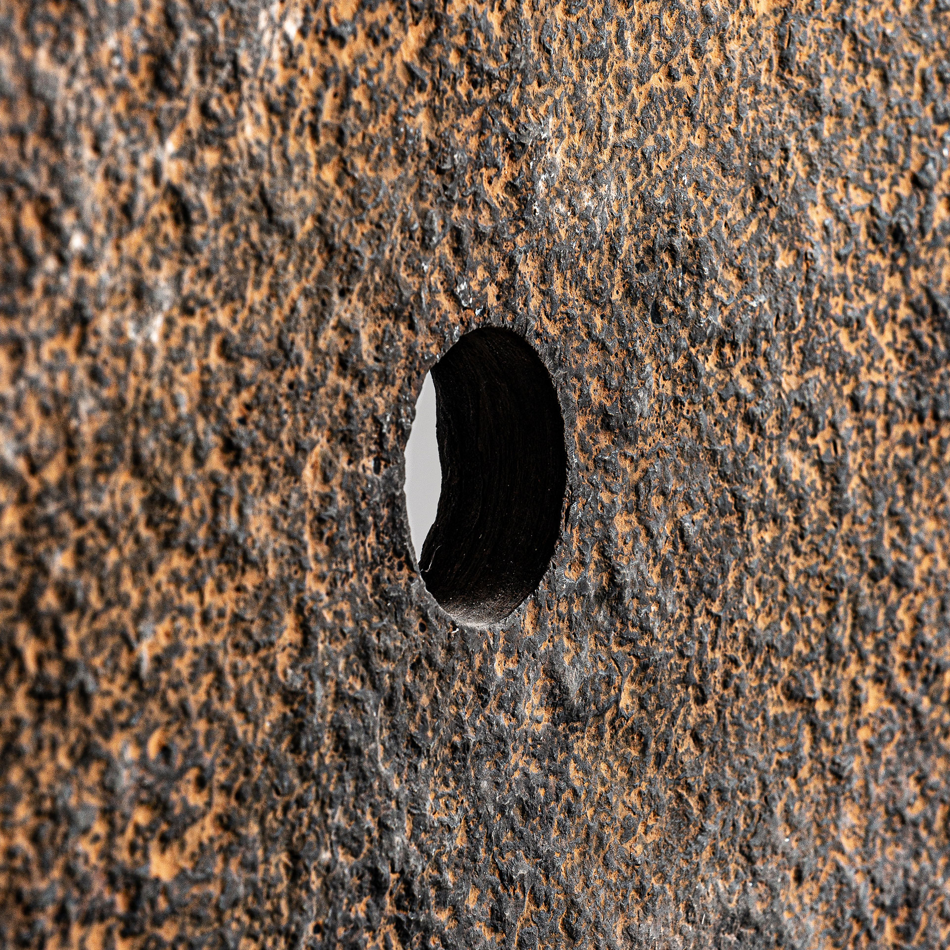 Figura decorativa de estilo étnico fabricado en piedra en color marrón combinado con hierro. Producto desmontable.