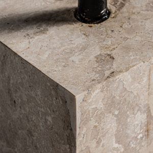 Escultura de estilo étnico fabricado en madera tropical en color marrón con acabado envejecido.