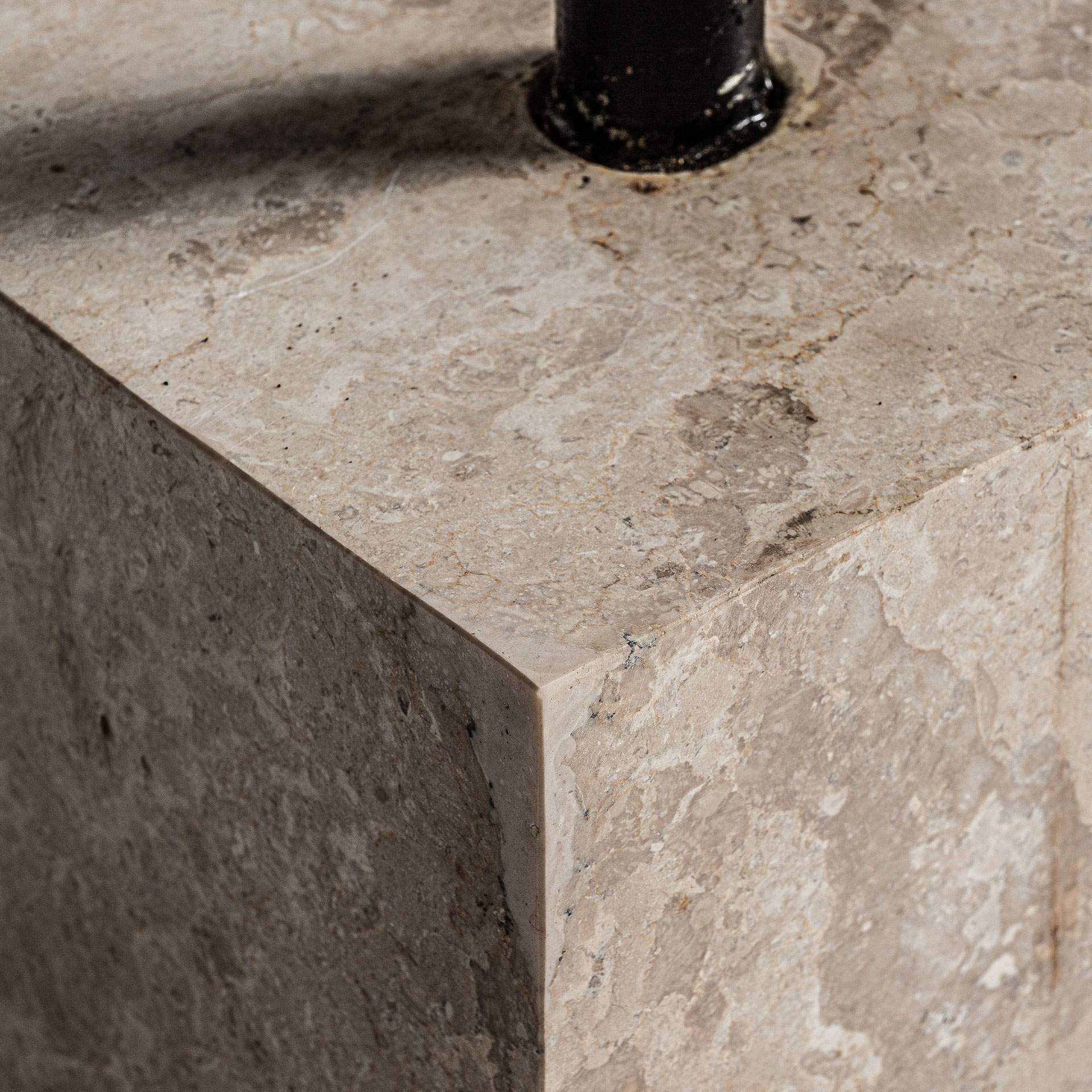 Escultura de estilo étnico fabricado en madera tropical en color marrón con acabado envejecido.