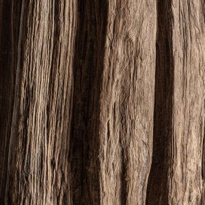 Escultura Anuket de estilo étnico fabricado en madera tropical en color negro con acabado envejecido combinado con hierro en color natural.