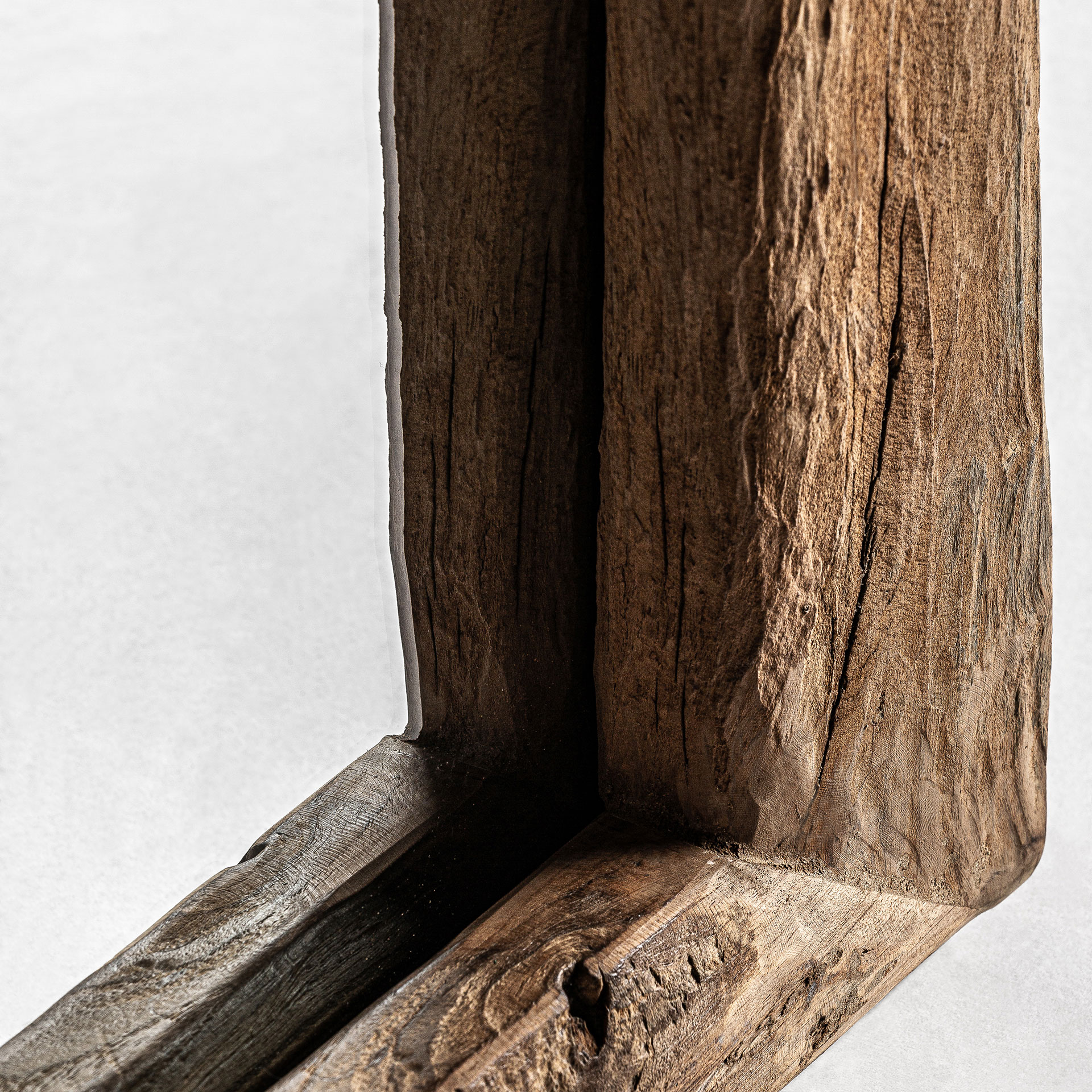 Espejo makari de estilo étnico fabricado en madera de teka en color marrón con acabado envejecido combinado con espejo.