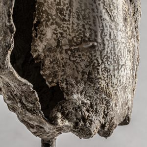 Figura decorativa de estilo étnico fabricado en resina en color blanco roto con acabado envejecido combinado con hierro.