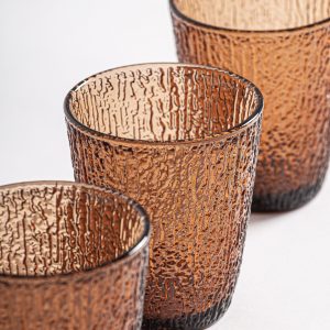 Vaso j 3 Shama de estilo contemporáneo fabricado en cristal en color marrón con acabado texturizado.