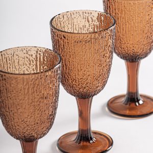 Copa j 3 Shama de estilo clásico fabricado en cristal en color marrón con acabado texturizado.