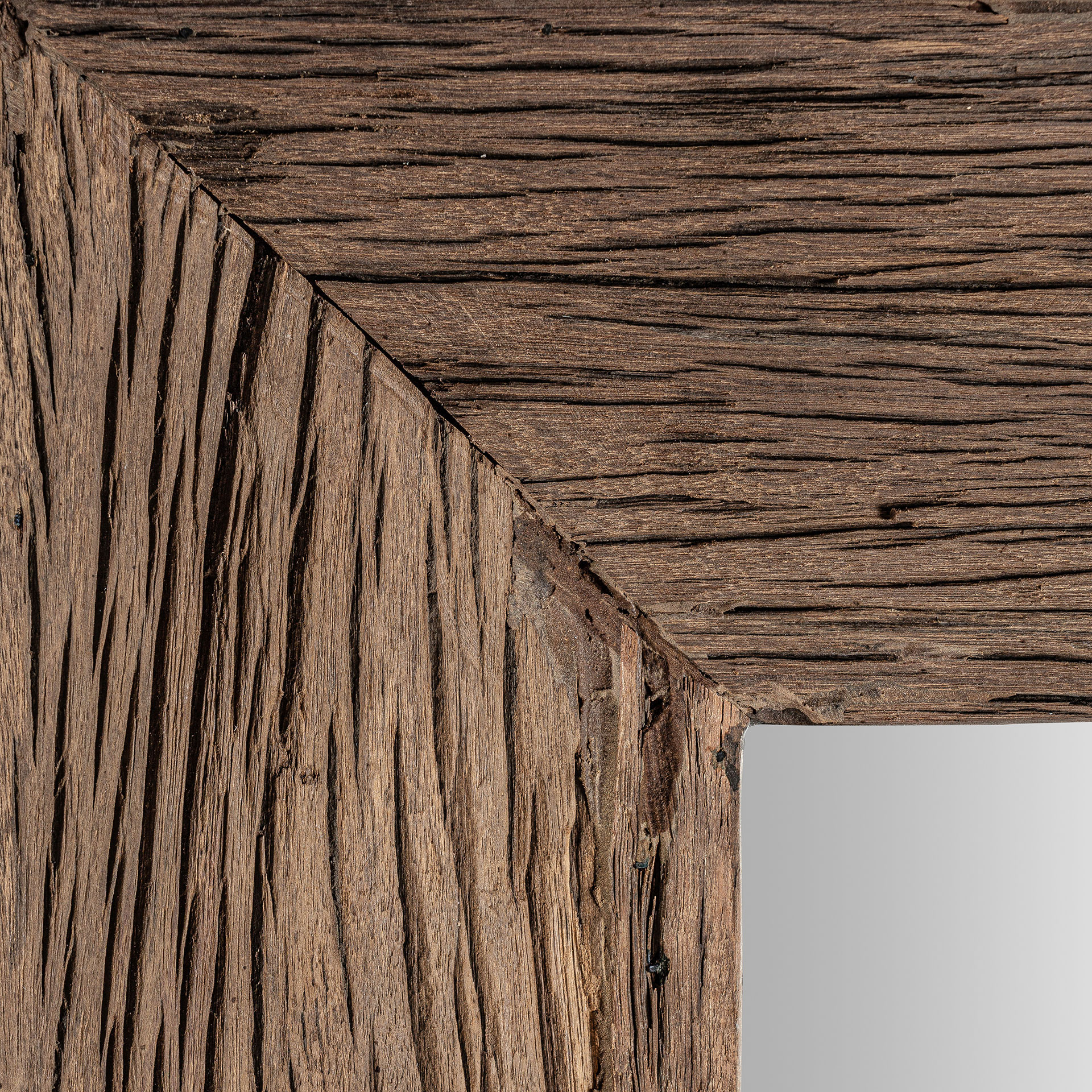 Espejo rectangular samsun de estilo étnico fabricado en madera de pino reciclado en color marrón con acabado envejecido combinado con espejo. Varias maderas: pino mango teka acacia.