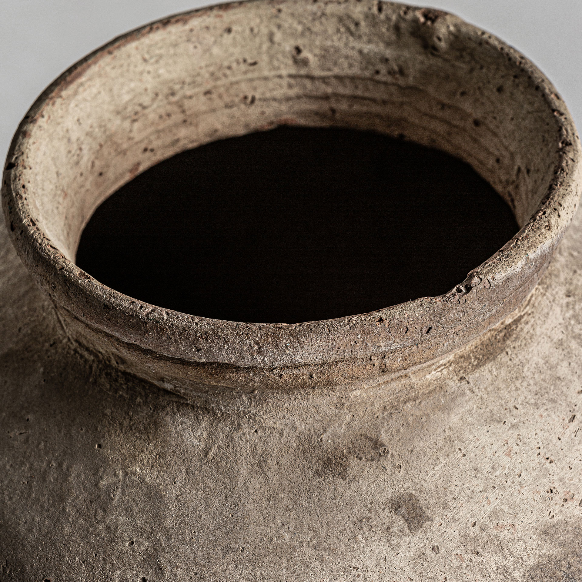 Jarrón phelles en color crema envejecido de estilo étnico. Fabricado en terracota combinado con madera. Producto desmontable.