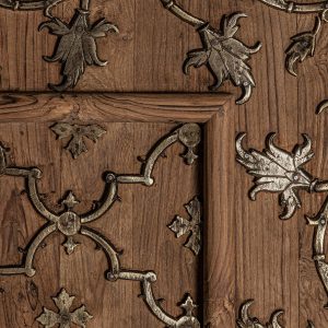 Panel decorativo de estilo étnico fabricado en madera de mango en color marrón con acabado envejecido.