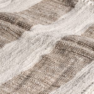 Manta clancy de estilo provenzal fabricado en algodón en color blanco en color beige.