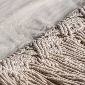 Manta clancy de estilo provenzal fabricado en algodón en color blanco combinado con poliéster.