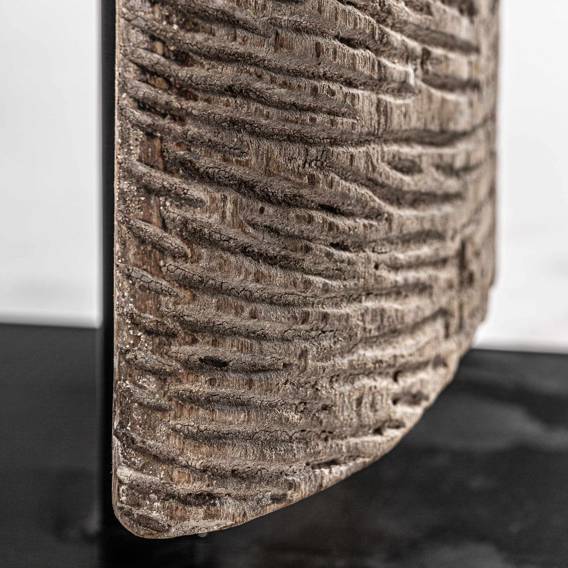 Escultura en color marrón de estilo étnico. Fabricado en madera de mango.