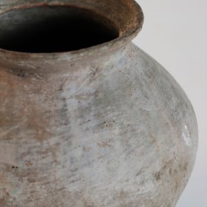 Jarrón krisse en color gris envejecido de estilo colonial. Fabricado en terracota.