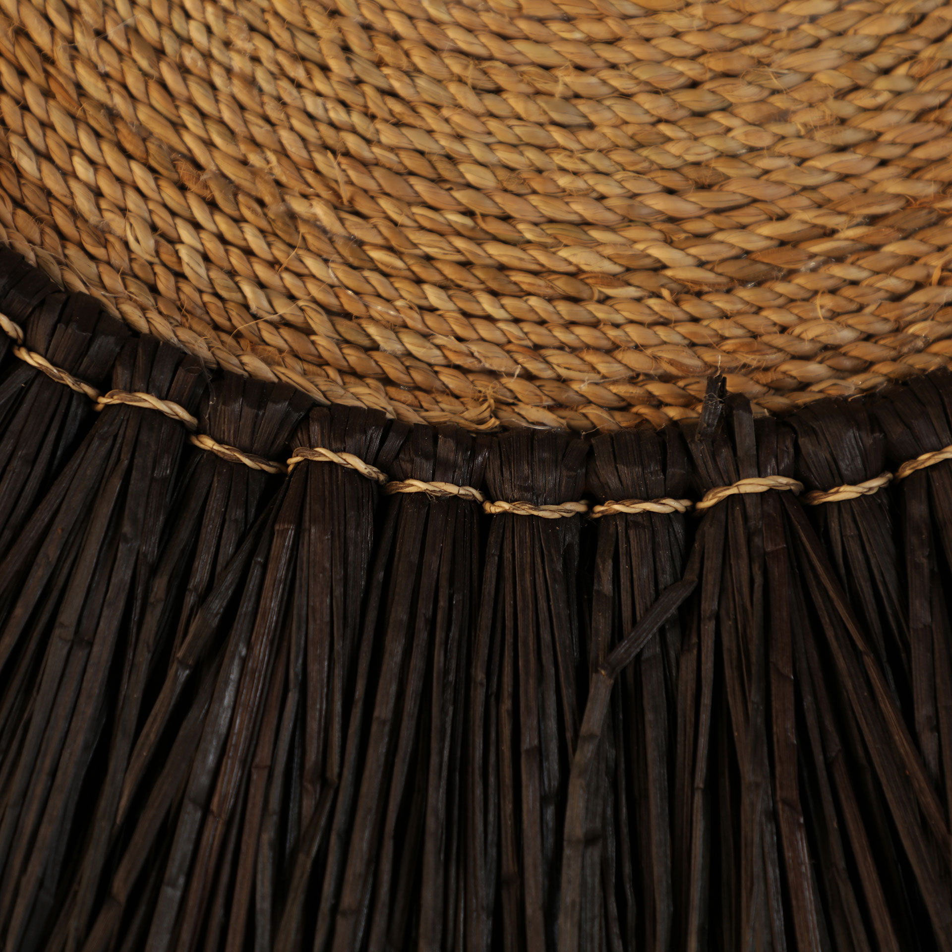 Panel decorativo de estilo boho fabricado en rafia en color negro en color natural.