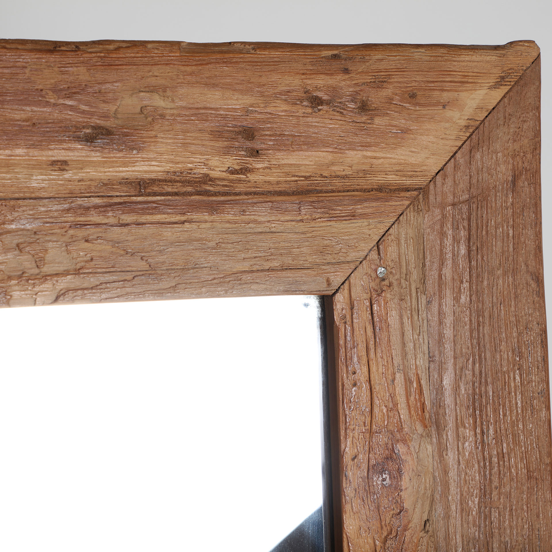 Espejo Lux de estilo étnico fabricado en madera de teka en color marrón con acabado envejecido.