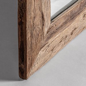 Espejo lux de estilo colonial fabricado en madera de teka en color marrón.