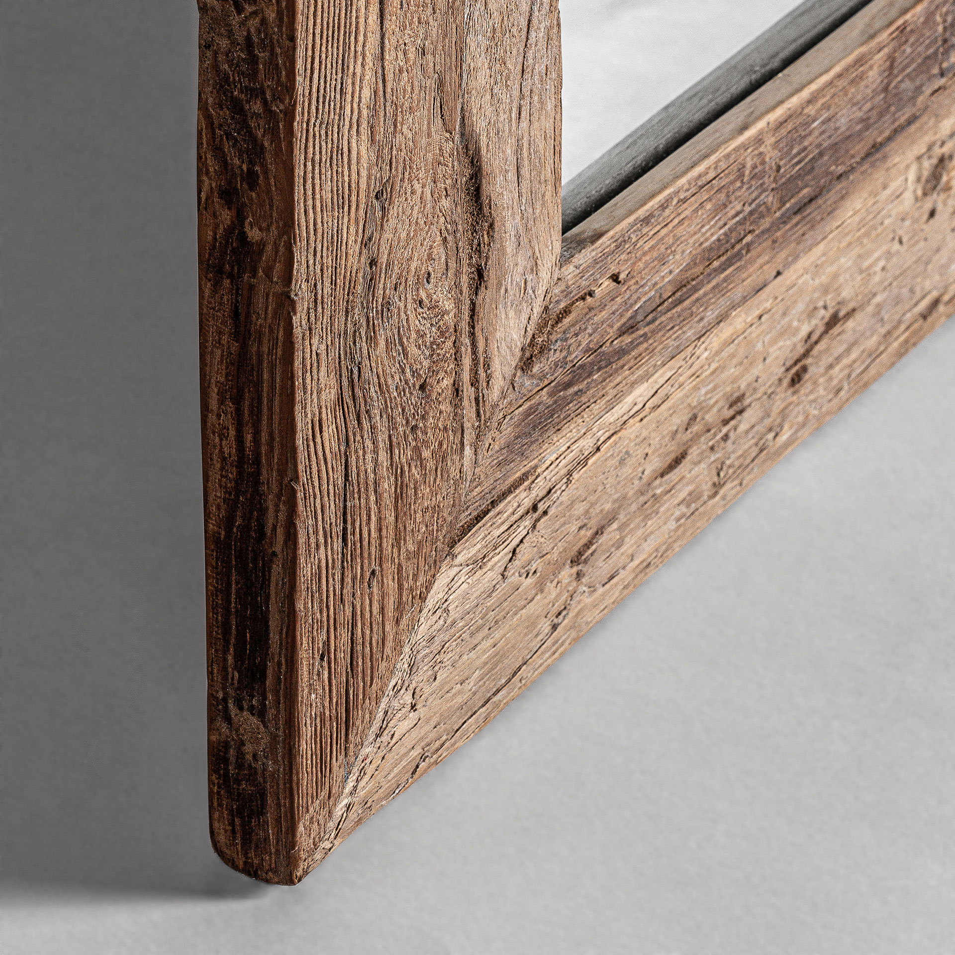 Espejo lux de estilo colonial fabricado en madera de teka en color marrón.