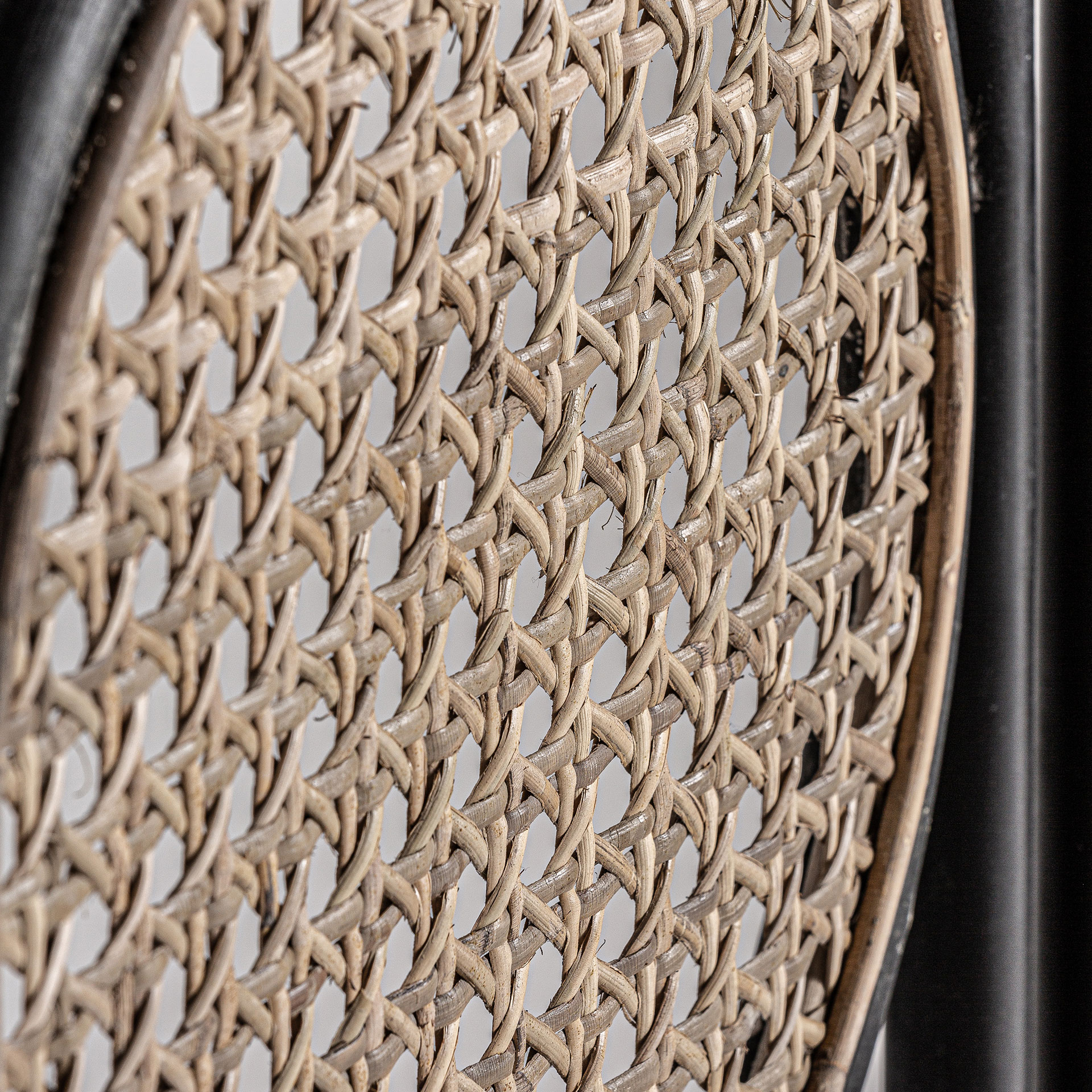 Parabán darois de estilo contemporáneo fabricado en ratán en color negro en color natural. Producto plegable.