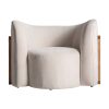 Sillón nyul de estilo contemporáneo fabricado en madera de pino en color blanco roto combinado con poliéster en color marrón y ratán.