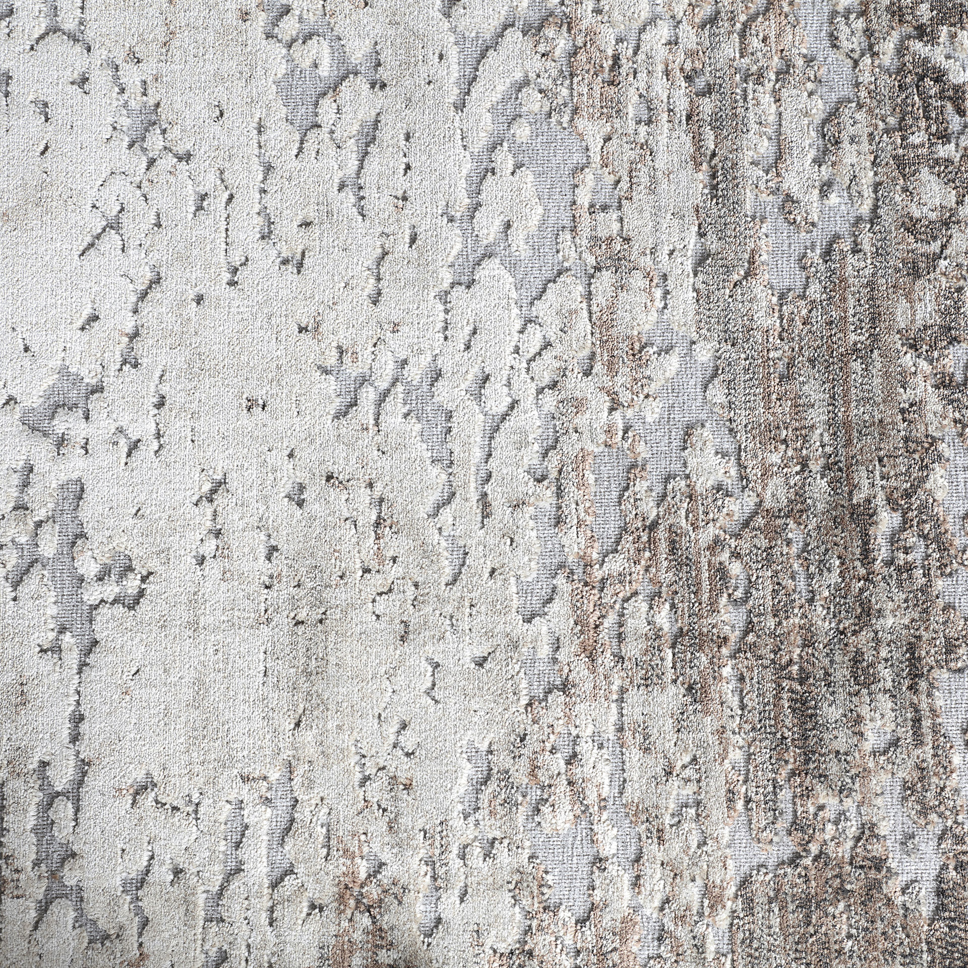 Alfombra Dunixe de estilo colonial fabricado en viscosa en color gris combinado con poliéster.