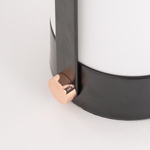 Lámpara de sobremesa kaila de estilo art deco fabricado en hierro en color negro combinado con cristal en color blanco.