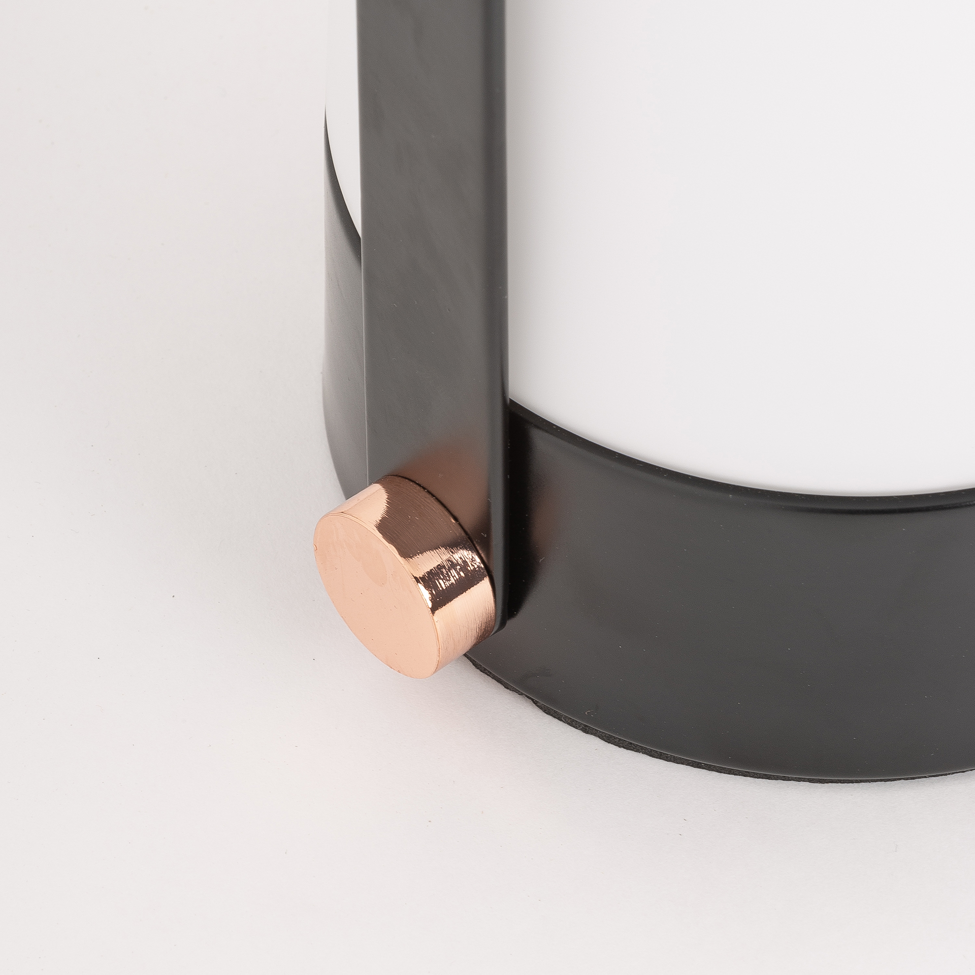 Lámpara de sobremesa kaila de estilo art deco fabricado en hierro en color negro combinado con cristal en color blanco.