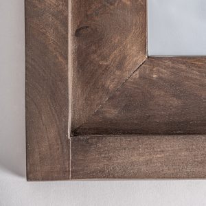 Espejo giekau de estilo colonial fabricado en madera abedul en color marrón combinado con espejo.