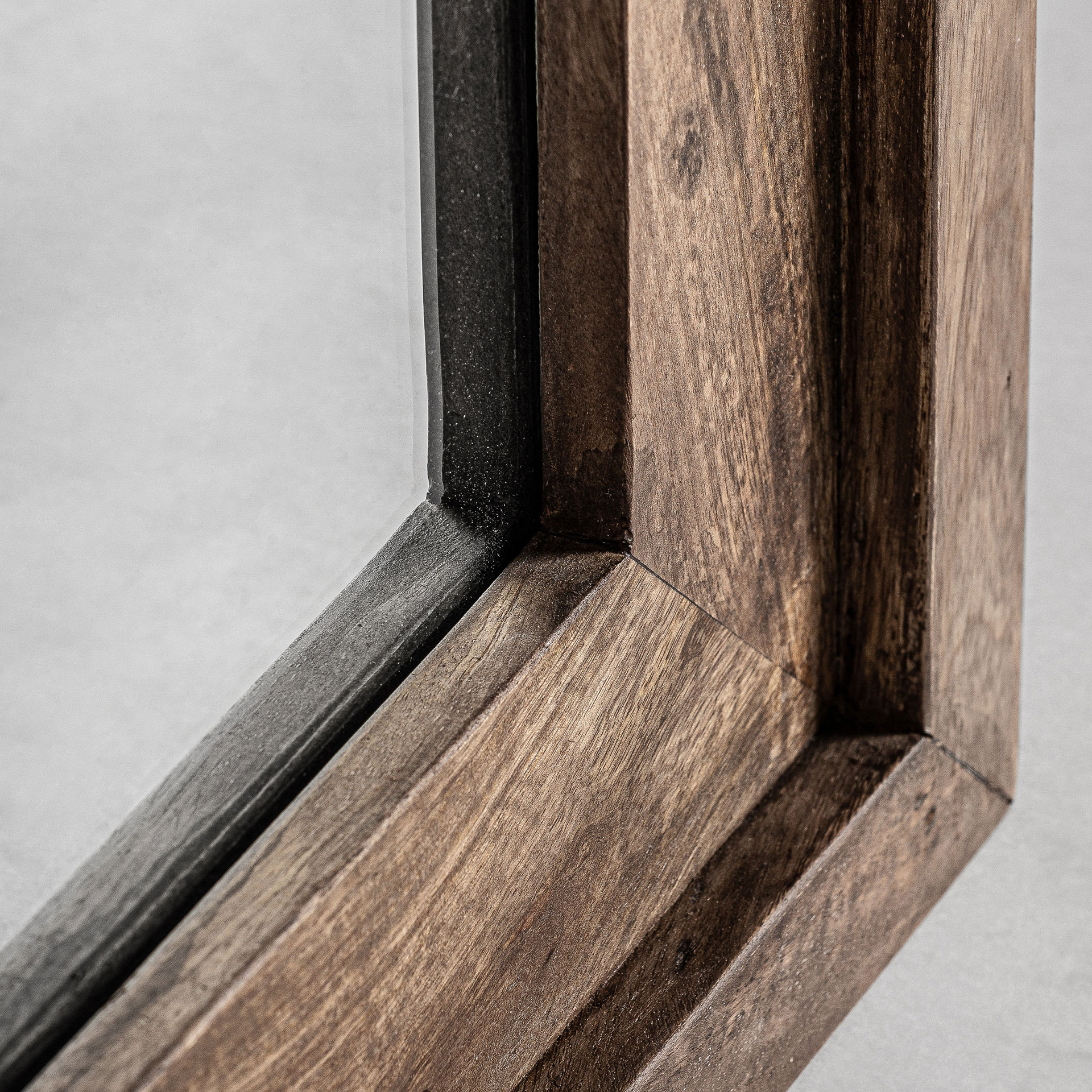 Espejo giekau de estilo colonial fabricado en madera abedul en color marrón combinado con espejo.