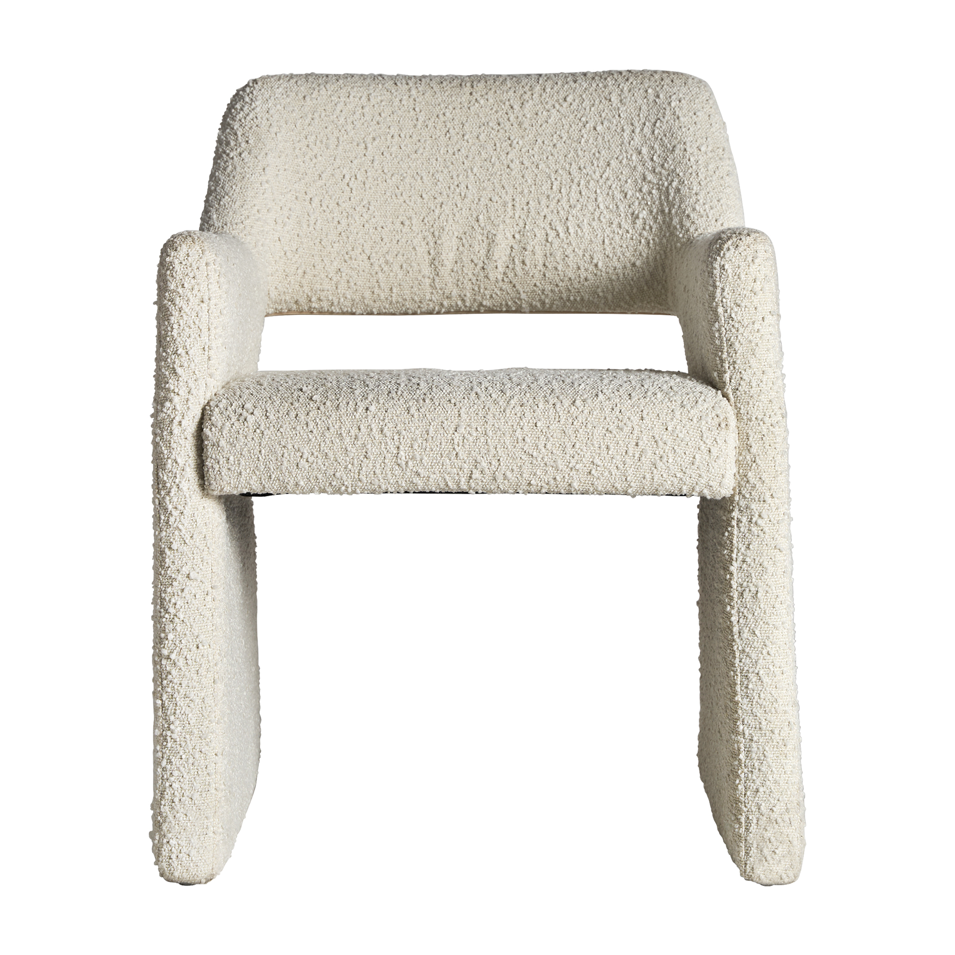 Silla alvra de estilo art deco fabricado en algodón bouclé en color blanco roto combinado con espuma y madera dm. Producto desenfundable.