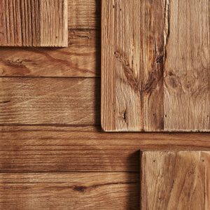 Panel decorativo Crissey de estilo contemporáneo fabricado en madera de pino reciclado en color marrón.