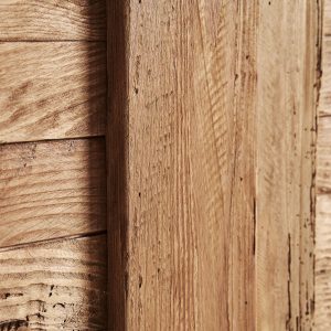 Panel decorativo Crissey de estilo contemporáneo fabricado en madera de pino reciclado en color marrón.