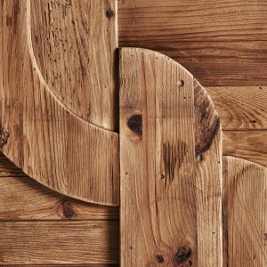 Panel decorativo Crissey de estilo contemporáneo fabricado en madera de pino reciclado en color marrón.