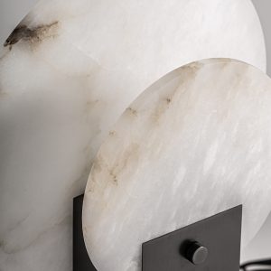 Lámpara de sobremesa de estilo art deco fabricado en hierro en color negro combinado con piedra en color blanco. Producto desmontable.