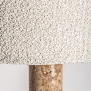 Lámpara de pie Alina de estilo art deco fabricado en mármol en color crema combinado con acero en color oro y algodón bouclé en color blanco roto. Producto desmontable.