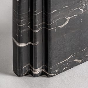 Lámpara de sobremesa de estilo art deco fabricado en mármol en color negro combinado con hierro en color oro y poliéster en color blanco. Producto desmontable.