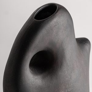 Jarrón nohae de estilo art deco fabricado en cerámica en color negro.