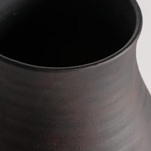 Jarrón nohae de estilo art deco fabricado en cerámica en color negro.