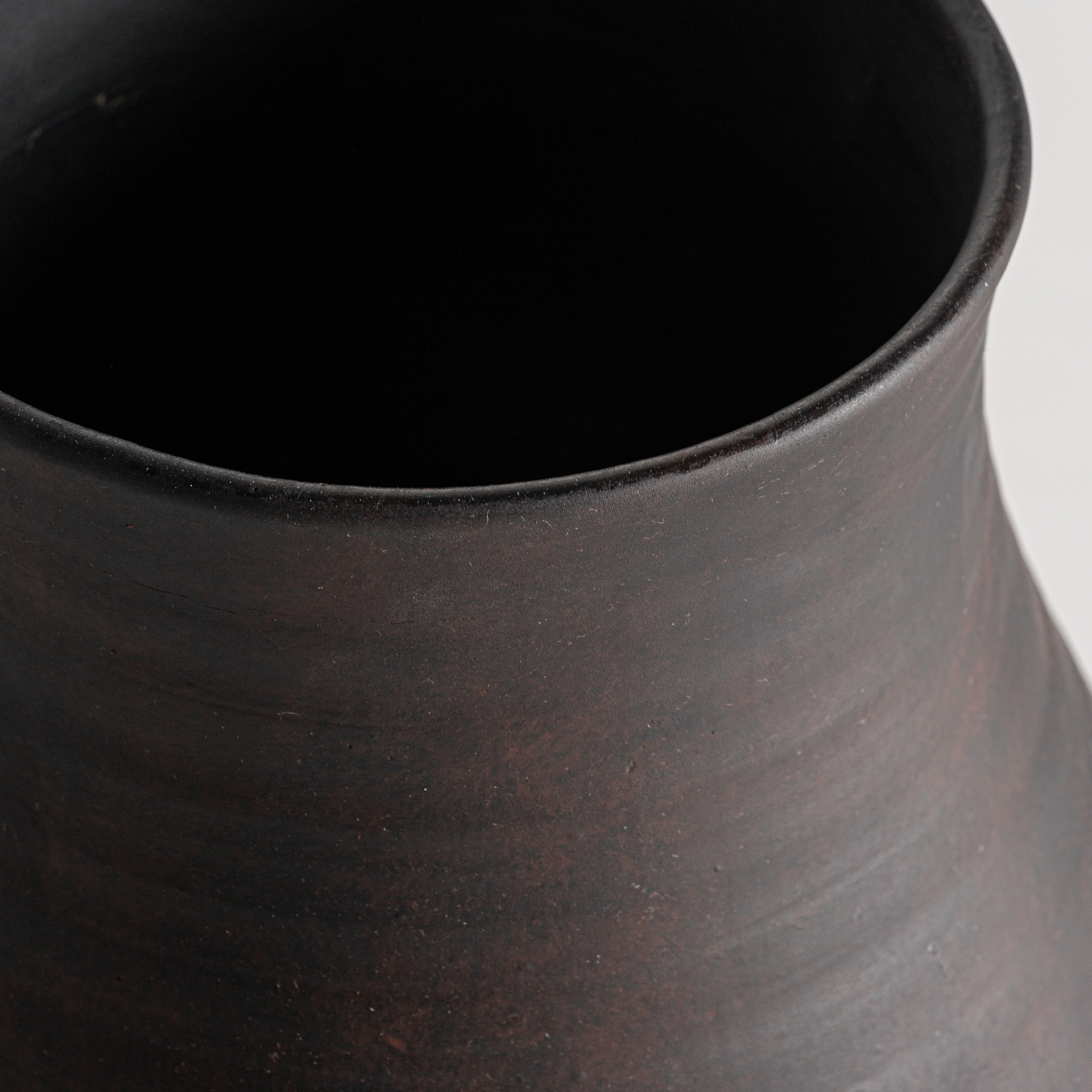 Jarrón nohae de estilo art deco fabricado en cerámica en color negro.