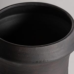 Jarrón nohae de estilo art deco fabricado en cerámica en color negro.