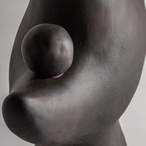 Figura decorativa nohae de estilo art deco fabricado en cerámica en color negro.