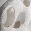Figura decorativa gissel de estilo art deco fabricado en cerámica en color blanco con acabado rugoso.