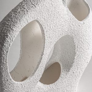 Figura decorativa gissel de estilo art deco fabricado en cerámica en color blanco con acabado rugoso.