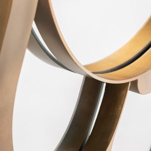 Espejo riley de estilo art deco fabricado en madera dm en color oro combinado con espejo.