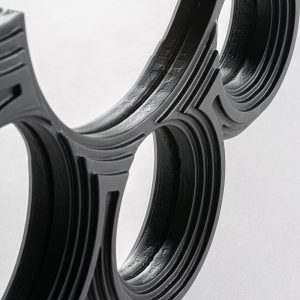 Espejo riley de estilo contemporáneo fabricado en madera abedul en color negro combinado con cristal.